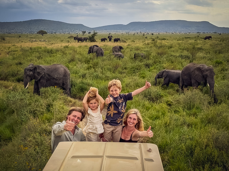 Familie p&aring; safari i Serengeti