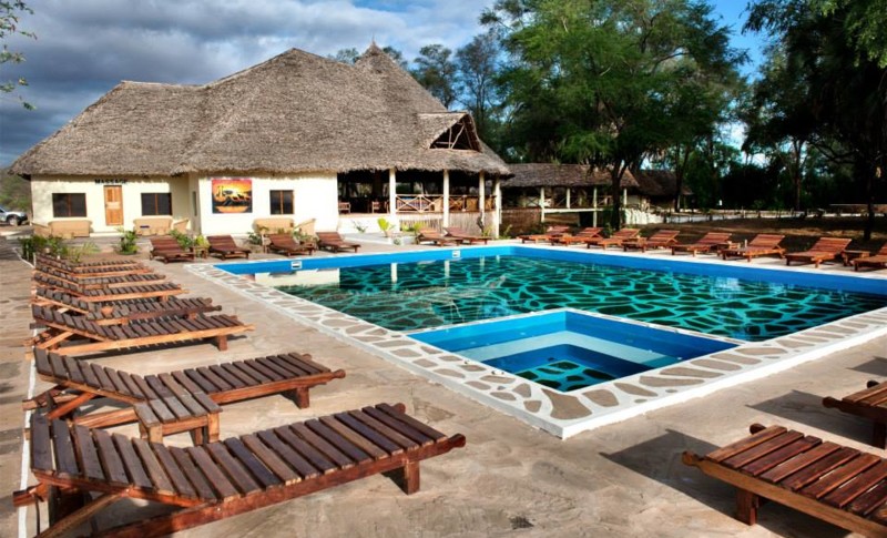 Velg overnatting med basseng og familierom.