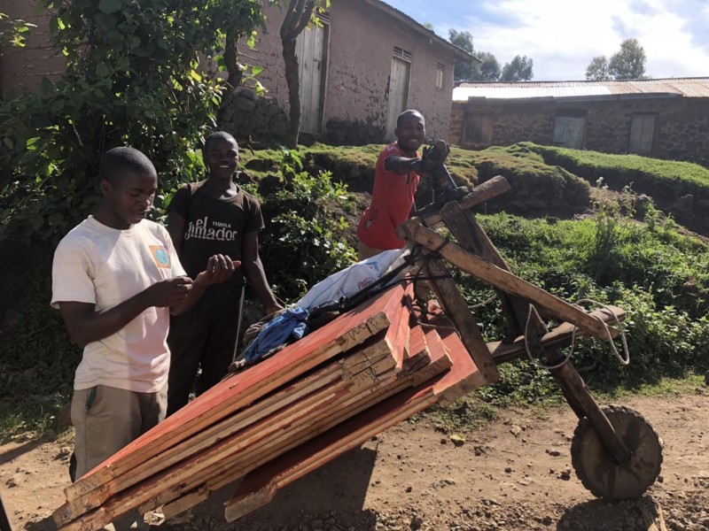 I løpet av dagene i Uganda møtte vi mange hyggelige mennesker. Disse tre mennene kjempet seg oppover en bakke ved hjelp av en trehjuling helt laget av tre.