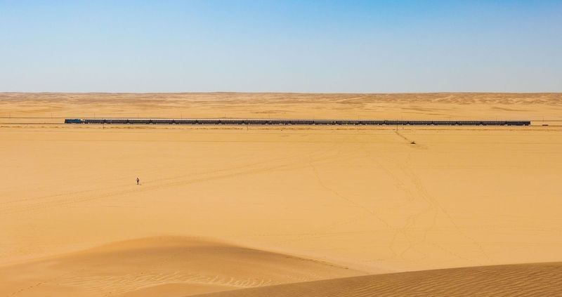 Rovos Rail tar deg gjennom Namibias sandørken.