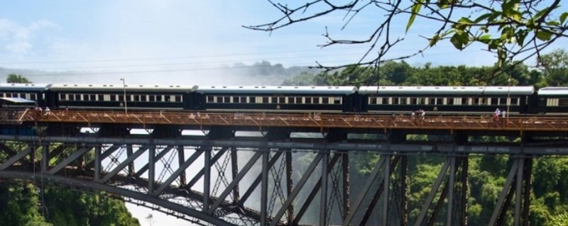 Reis over Victoriafallene med Rovos Rail.