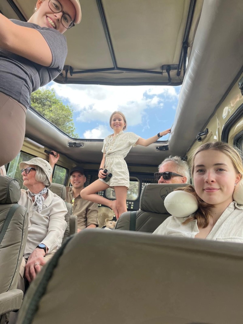 Familie i safarijeep