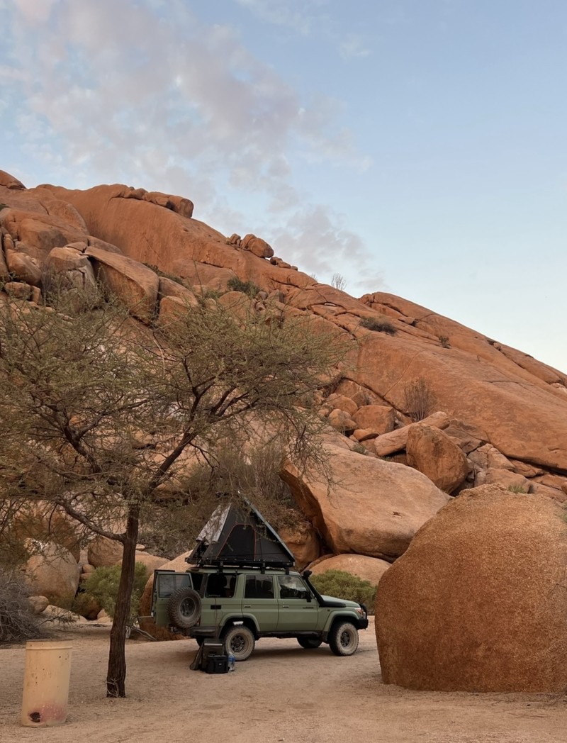 Camp praktisk på taket av bilen i Kalaharis vakre ørken