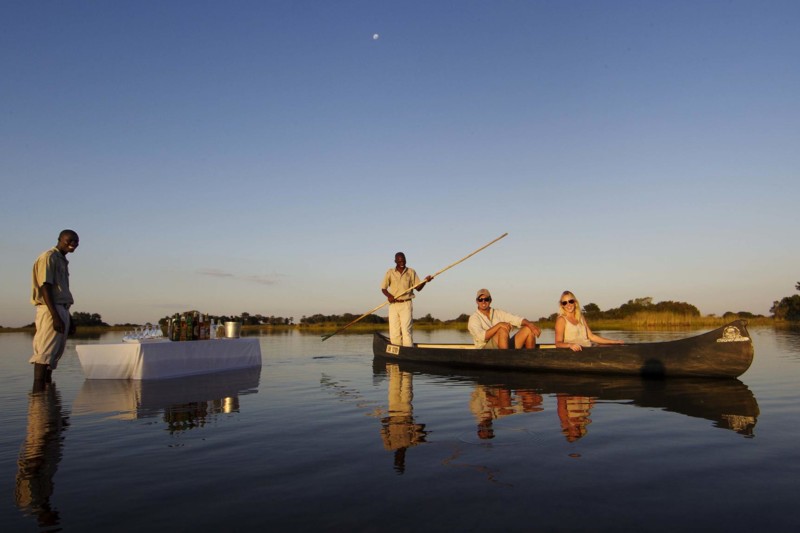 Med erfarne guider glir dere stille frem på vannet.