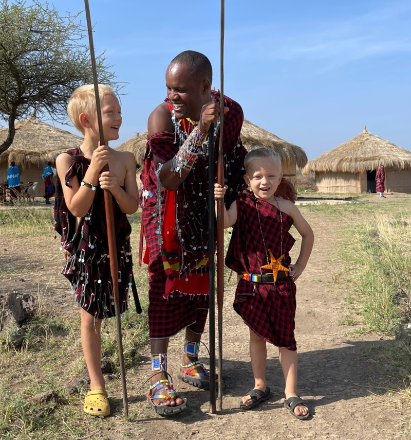 Barn på besøk i en masaiby.