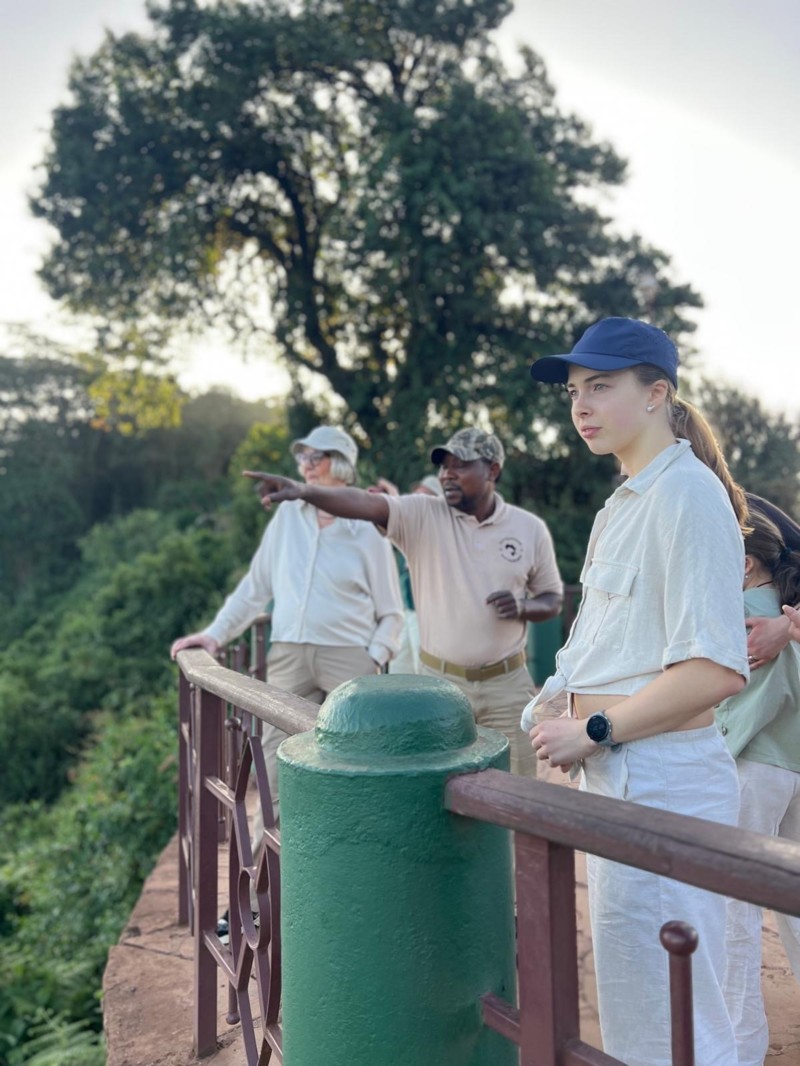 V&aring;r guide Samuel viser oss dyrene i Tanzania