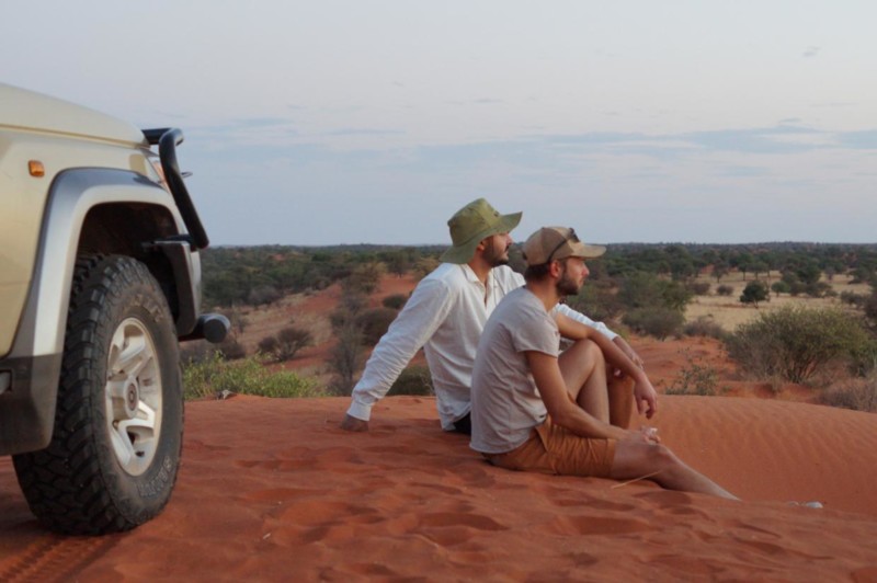 Josef & Joel får nyte solnedgangen over Kalahari den første kvelden i Namibia.