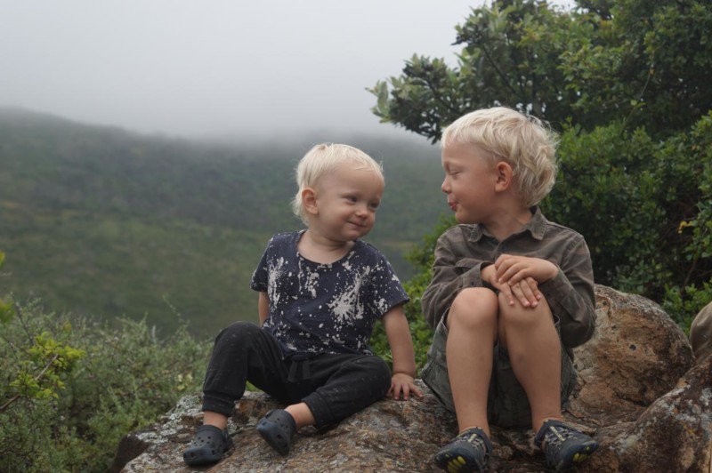 Ola og Max leker sammen på en klippeutsikt ved The Heads. Å dra på safari med familien er uovertruffent!
